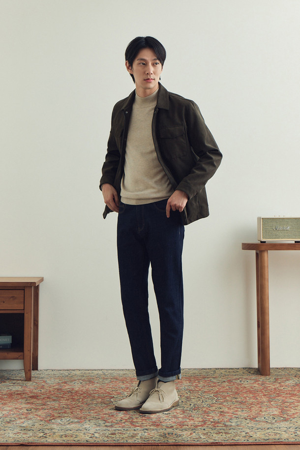 부드러운 스웨이드 소재의 남성용 트러커 재킷입니다. 가을 시즌, 캐주얼하고 클래식한 스타일을 연출하기에 좋습니다. 셔츠형 칼라와 가슴 절개 디테일, 포켓 디테일이 특징이며, 히든스냅 여밈 플라켓과 전체 안감으로 마감되었습니다. 레귤러핏으로 편안하게 착용 가능하며, 데이트룩 또는 가을 나들이룩에 적합합니다. 색상은 브라운이며, 무지 디자인으로 다양한 스타일에 매치하기 용이합니다.
