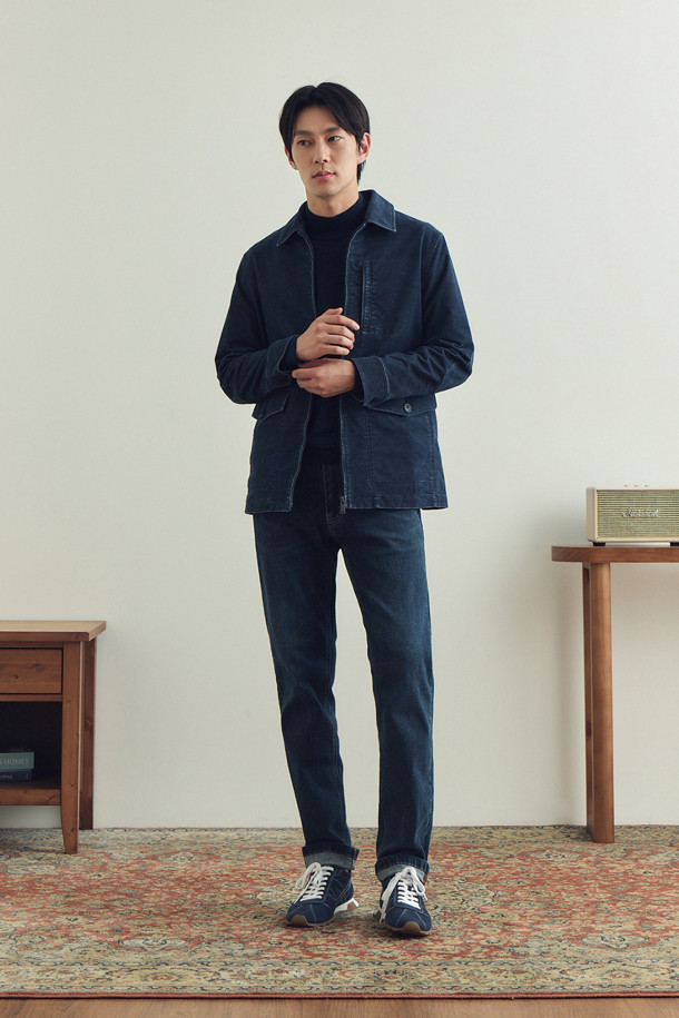 [코지] 몰스킨 워싱 자파리 는 부드러운 촉감의 몰스킨 소재로 제작된 남성용 자파리입니다. 가을 시즌에 어울리는 네이비 컬러의 무지 디자인으로, 캐주얼하고 미니멀한 스타일을 연출합니다. 엉덩이를 덮는 기장과 레귤러핏으로 편안하게 착용 가능하며, 셔츠형 칼라와 멀티 포켓 디테일이 특징입니다. 바이오워싱 가공을 거쳐 자연스러운 멋을 더했으며, 엘보우 패치와 전체 안감으로 내구성과 보온성을 높였습니다. 가을 나들이룩이나 겨울 데일리룩에 활용하기 좋으며, 다양한 스타일을 소화할 수 있습니다.
