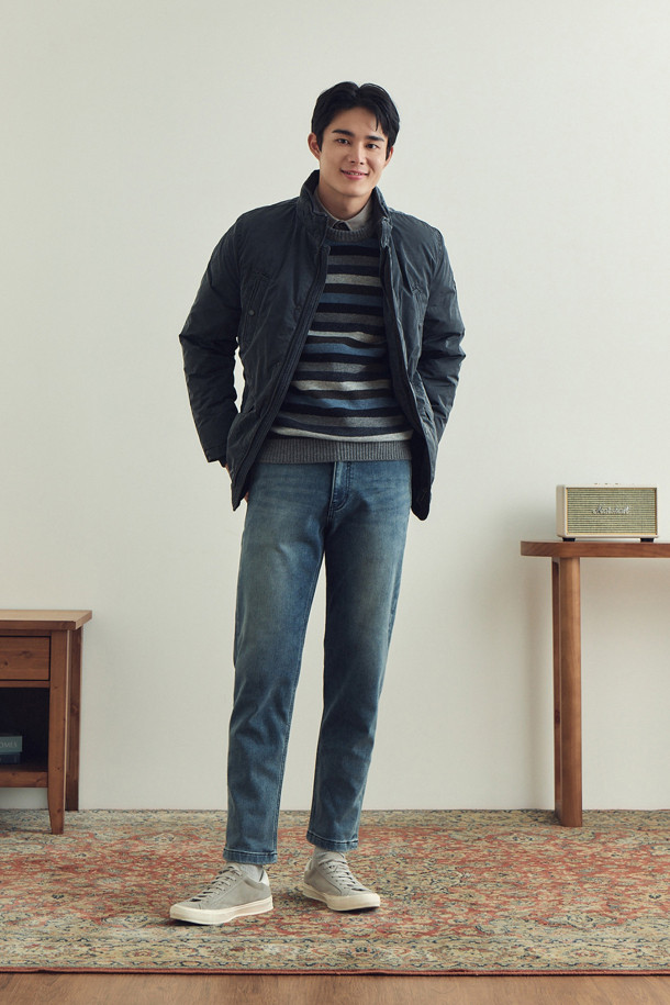 네이비 컬러의 남성용 피그먼트 워싱 다운 사파리입니다. 겨울철 보온과 방풍 기능을 갖춘 두꺼운 두께의 아우터로, 캐주얼, 미니멀, 클래식 스타일을 연출하기 좋습니다. 허리 스트링과 니트 소매 배색, 가슴 포켓, B로고 와펜 등의 디테일이 돋보이며, 머스코비덕 다운 충전재(솜털:깃털=80:20)를 사용하여 보온성을 높였습니다. 피그먼트 워싱 가공으로 특유의 은은한 멋을 더했고, 지퍼와 스냅으로 여밈 방식을 갖춰 편안하게 착용 가능합니다. 출근룩과 여행룩 모두 활용할 수 있는 실용적인 아이템입니다.
