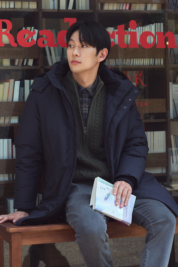 네이비 컬러의 남성용 '후드 탈착 다운 사파리' 점퍼입니다. 캐주얼 및 베이직 스타일로 일상생활에서 활용하기 좋으며, 출근룩, 여행룩에 모두 잘 어울립니다. 허벅지 기장으로 보온성을 높였으며, 지퍼와 스냅으로 여밈 방식을 갖추었습니다. 후드 탈부착이 가능하며, 허리 스트링 내장으로 핏 조절이 용이합니다. 머스코비덕 다운 충전재(솜털:깃털=80:20)와 발수 처리, 방수, 보온 기능을 갖춰 겨울철에도 따뜻하고 쾌적하게 착용할 수 있습니다.
