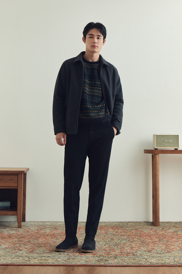 [셀렉션] 컴포트 심플 트러커는 초겨울 일상, 모임, 출근룩에 적합한 고급스러운 스타일의 트러커 재킷입니다. 엉덩이 위 기장의 레귤러핏으로 제작되었으며, 셔츠 칼라와 전면 노출 지퍼로 세련된 디자인을 연출합니다. 부드러운 촉감의 폴리에스테르, 울 혼방 소재에 다이아퀼팅 안감과 바이린 SV 충전재를 사용하여 보온성을 높였습니다. 약간 두꺼운 두께감과 긴 소매 기장으로 편안하게 착용 가능하며, 신축성 있는 소재로 활동성을 더했습니다. 무지 패턴으로 어떤 스타일에도 잘 어울리는 클래식하고 미니멀한 매력을 선사합니다.
