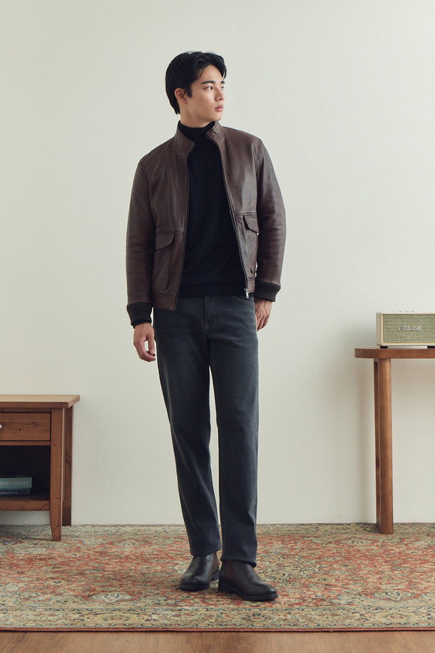 [셀렉션] 세미베지터블 양가죽 점퍼는 초겨울, 클래식, 빈티지, 캐주얼 스타일을 아우르는 남성용 아우터입니다. 부드러운 감촉의 양가죽 소재에 엉덩이 위 기장의 레귤러핏으로 편안한 착용감을 선사합니다. 브라운 컬러의 무지 디자인에 가먼트워싱, 효소 처리, 부분 스티치 디테일, 하단 포켓 장식 등의 특징을 더해 고급스러움을 강조했습니다. 솜 안감과 약간 두꺼운 두께감으로 보온성을 높였으며, 겨울 데일리룩, 데이트룩, 모임룩 등 다양한 TPO에 활용하기 좋습니다. 지퍼 여밈 방식과 긴 소매 기장으로 안정적인 착용감을 제공합니다.
