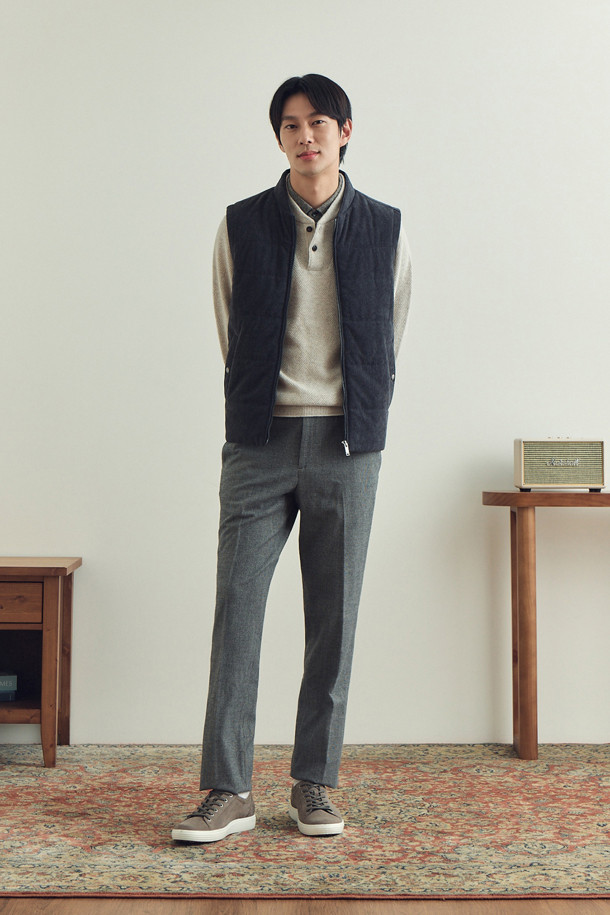 [코지] 코듀로이 베스트는 초겨울, 출근룩에 어울리는 베이직하고 캐주얼한 스타일의 베스트입니다. 엉덩이 위 기장의 레귤러핏으로, 반달 모양의 네크라인과 전면 노출 지퍼가 특징입니다. 블랙 컬러의 폴리에스터 코듀로이 소재에 퀼팅 패턴으로 포인트를 주었으며, 약간 두꺼운 두께감과 3M 신슐레이트 안감으로 보온성을 높였습니다. 사이드 스냅 포켓과 뒷넥 라벨판 체크 배색 디테일, 약간의 신축성이 있어 편안하게 착용 가능합니다.
