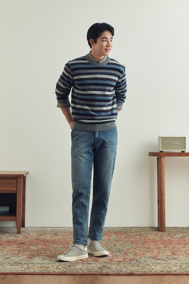 남성용 멀티 컬러 블록 패턴 라운드넥 스웨터입니다. 울 소재로 제작되어 부드러운 촉감을 자랑하며, 가을과 초겨울에 착용하기 좋습니다. 6도 배색의 멀티 스트라이프 패턴이 돋보이며, 레귤러 핏으로 편안하게 착용할 수 있습니다. 밑단과 소매단에 립 처리가 되어 있으며, 신축성이 좋아 활동성을 높였습니다. 데이트룩, 가을 나들이룩, 겨울 데일리룩 등 다양한 TPO에 캐주얼, 클래식, 미니멀 스타일로 연출하기 좋습니다. 비침 걱정 없이 즐겨 입을 수 있는 아이템입니다.
