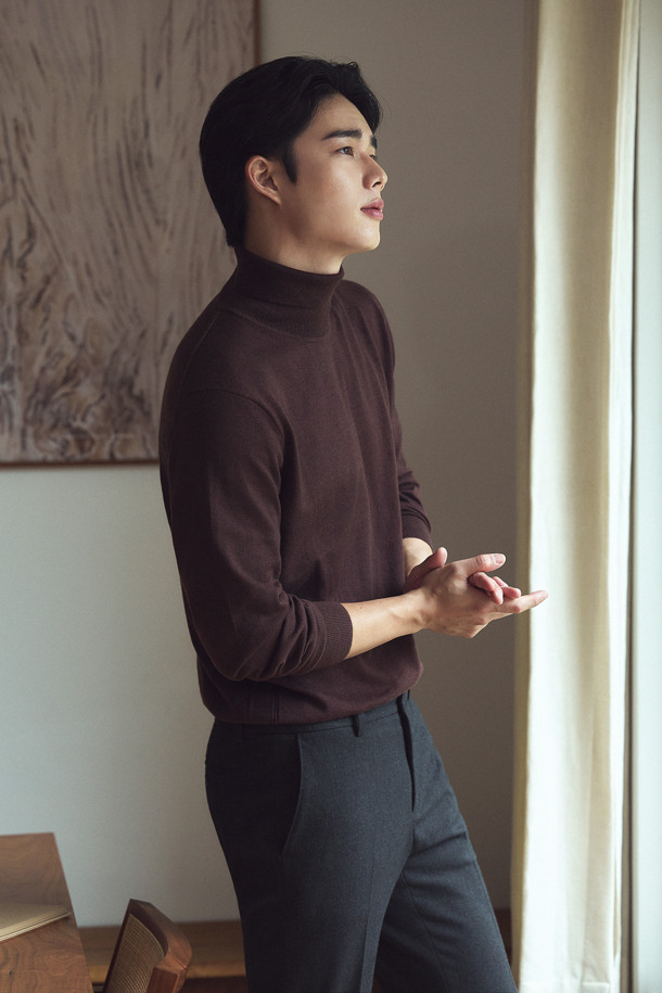 [에센셜스] 솔리드 워셔블 롱터틀넥 스웨터는 초겨울과 겨울, 출근룩과 모임룩에 활용하기 좋은 남성용 니트/스웨터입니다. 베이직, 클래식, 미니멀, 캐주얼 스타일을 아우르는 브라운 컬러의 레귤러핏 롱 터틀넥 스웨터로, 울 소재 특유의 부드러운 촉감을 선사하며, 무지 디자인으로 어떤 옷에도 쉽게 매치할 수 있습니다. 손세탁이 가능한 워셔블 기능으로 관리의 편의성을 높였으며, 옆구리 골뺌 조직 디테일과 밑단 및 소매단 립 처리가 특징입니다. 레귤러 기장의 긴소매 디자인으로, 일상에서 폭넓게 활용할 수 있습니다.
