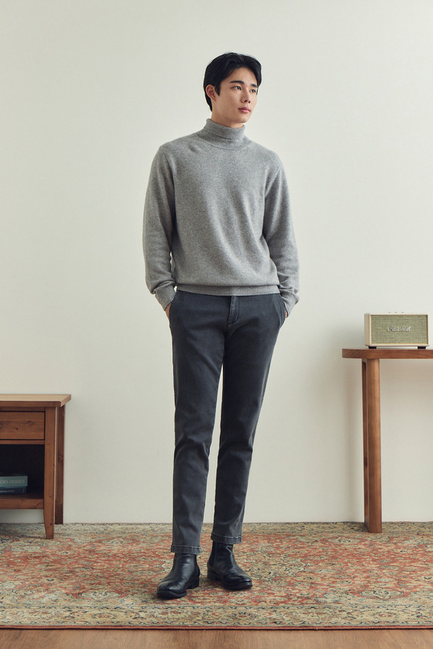 부드러운 촉감의 라쿤 혼방 솔리드 롱 터틀넥 스웨터입니다. 넉넉한 기장감과 레귤러핏으로 제작되어 편안한 착용감을 선사하며, 겨울철 데일리룩과 출근룩에 활용하기 좋습니다. 베이직하고 미니멀한 스타일로 어떤 코디에도 잘 어울리며, 캐시미어와 라쿤 소재 혼방으로 고급스러운 분위기를 더합니다. 두꺼운 두께감으로 보온성을 높였으며, 밑단과 소매단 립 처리로 깔끔한 마무리를 보여줍니다. 신축성이 좋고 비침이 없어 겨울철 내내 따뜻하고 스타일리시하게 착용할 수 있습니다.
