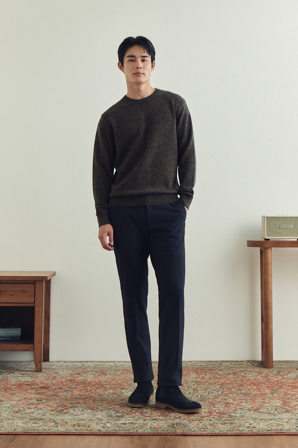 [셀렉션] 울 100% 트위드 라운드넥 스웨터는 차분하고 세련된 겨울 스타일을 완성해 줄 아이템입니다. 부드러운 촉감과 보온성을 자랑하는 울 100% 소재로 제작되었으며, 클래식한 무드의 다크 그레이 컬러가 특징입니다. 전체 플레인 조직과 고급스러운 트위드 패턴이 돋보이며, 레귤러 핏과 라운드넥 디자인으로 편안하게 착용할 수 있습니다. 밑단과 소매단 립 처리가 안정감을 더하고 신축성이 좋아 활동성 또한 우수합니다. 겨울 데일리룩, 모임룩, 오피스룩 등 다양한 TPO에 맞춰 클래식, 미니멀, 시크한 스타일을 연출해보세요.
