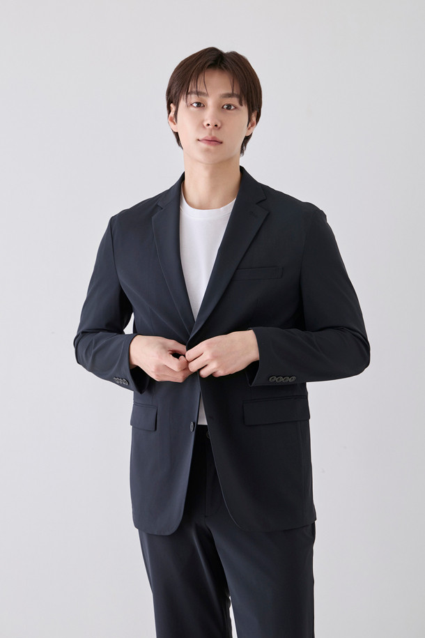 [아주편한] 온라인 익스클루시브 워셔블 아편 수트 재킷은 남성 고객을 위한 모던하고 미니멀한 스타일의 수트 재킷입니다. 블랙 컬러, 레귤러 기장의 싱글 버튼 디자인으로, 일상과 비즈니스 모두 활용 가능합니다. 뛰어난 스트레치성과 구김 방지 기능, 생활 방수 기능을 갖춘 트리코트 소재로 제작되어 여름에도 시원하고 편안하게 착용할 수 있습니다. 어깨 패드가 없고, 트리코트 메쉬 안감을 사용하여 통기성을 높였으며, 슬림핏과 릴랙스핏 두 가지 핏으로 출시되어 폭넓은 선택지를 제공합니다. 오피스룩, 비즈니스 캐주얼, 회의룩 등 다양한 TPO에 맞춰 시크하게 연출해보세요.
