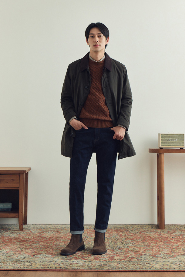 세련된 스타일을 연출하는 남성용 코듀로이 배색 워싱 코트입니다. 차콜 그레이 컬러의 무지 디자인으로 캐주얼과 클래식, 미니멀한 스타일을 모두 소화할 수 있습니다. 가을과 초겨울에 적합하며, 허벅지 기장의 레귤러핏으로 편안한 착용감을 제공합니다. 코듀로이 배색 칼라와 체크 패턴 안감, 바이린 SV 충전재, 바이오워싱, 왁스 코팅 마감으로 고급스러운 디테일을 더했습니다. 지퍼와 버튼으로 여밀 수 있으며, 부드러운 촉감의 코튼 혼방 소재로 제작되어 겨울 데일리룩, 출근룩, 모임룩에 활용하기 좋습니다.
