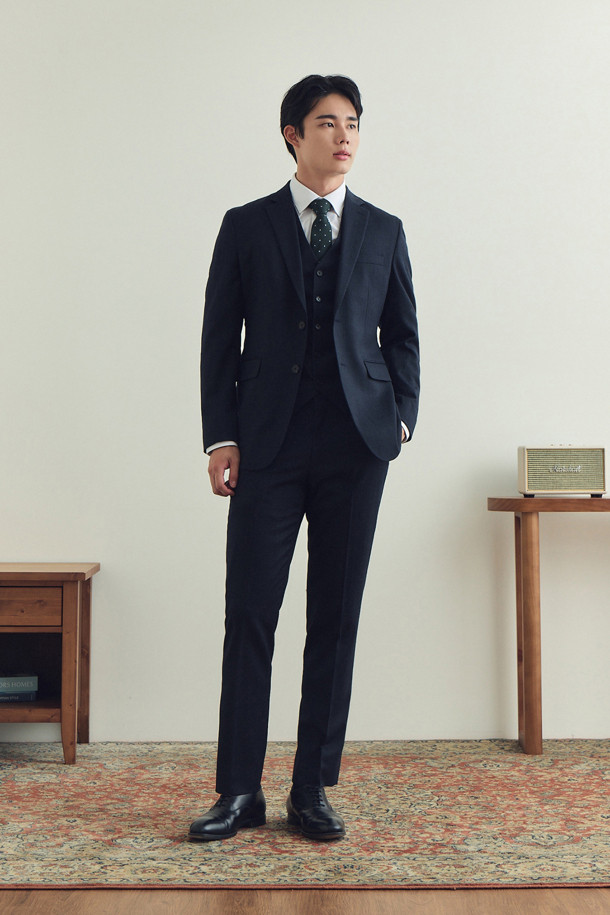 [액션슈트] 울블렌디드 스트라이프 슬림 슈트 재킷은 남성 고객을 위한 모던하고 클래식한 스타일의 슈트 재킷입니다. 네이비 컬러의 스트라이프 패턴이 특징이며, 일상과 비즈니스 모두 활용 가능한 TPO를 제공합니다. 울 소재에 슬림핏으로 제작되어 세련된 실루엣을 연출하며, 가을 시즌에 적합한 두께감입니다. B로고 레드 실링 인장 라펠 장식과 액션밴드 사양, 스트레치 안감 등의 디테일이 돋보입니다. 등판 양사이드 벤트와 전체 안감, 이너 포켓이 있어 편안함과 실용성을 더했습니다.
