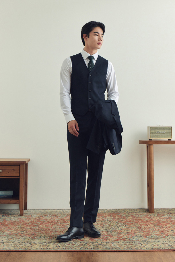 액션슈트 울블렌디드 스트라이프 슬림 슈트 팬츠는 남성용 정장 바지입니다. 네이비 컬러의 울 소재로 제작되어 가을, 겨울철에 착용하기 좋으며, 모던하면서도 클래식한 스타일을 연출합니다. 슬림핏 디자인에 긴 기장으로 제작되었으며, 히든 밴딩으로 편안한 착용감을 제공합니다. 액션밴드 사양, 스트레치 안감, 이너포켓, B로고 레드 실링 인장 라펠 장식, 양사이드 벤트 등의 디테일이 돋보입니다. 오피스룩, 비즈니스 캐주얼, 회의룩 등 다양한 TPO에 활용할 수 있습니다.
