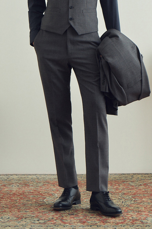 세련된 남성 스타일을 완성하는 [액션슈트] 울블렌디드 멜란지 베이지 슬림 슈트 팬츠입니다. 가을 시즌을 위한 이 정장 바지는 일상과 정장 모두를 아우르는 활용도를 자랑합니다. 부드러운 울 소재와 전체 안감으로 편안한 착용감을 선사하며, 슬림핏 디자인과 멜란지 베이지 컬러가 모던하고 클래식한 분위기를 연출합니다. 액션밴드와 사이드 히든 밴딩, 이너 포켓 디테일이 활동성과 실용성을 더하며, 오피스룩, 비즈니스 캐주얼, 회의룩 등 다양한 TPO에 맞춰 스타일리시하게 연출할 수 있습니다. 미니멀하면서도 세련된 남성복을 찾는다면 이 슈트 팬츠가 좋은 선택이 될 것입니다.
