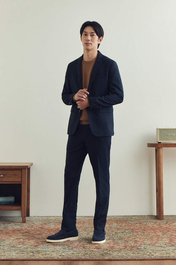 [이지슈트] 마이크로 패턴 재킷 (SET-UP)은 남성용 자켓으로, 가을에 입기 좋은 슬림핏 디자인입니다. 네이비 컬러의 마이크로 패턴이 돋보이며, 테일러드 코트 타입에 투버튼 여밈 방식으로 제작되었습니다. 출근룩, 비즈니스 캐주얼, 모임룩 등 다양한 TPO에 활용 가능하며, 미니멀, 클래식, 캐주얼 스타일을 연출하기 좋습니다. 사이드벤트, 부토니에 장식, 전체 안감, 신축성 있는 소재로 편안함과 활동성을 더했습니다.
