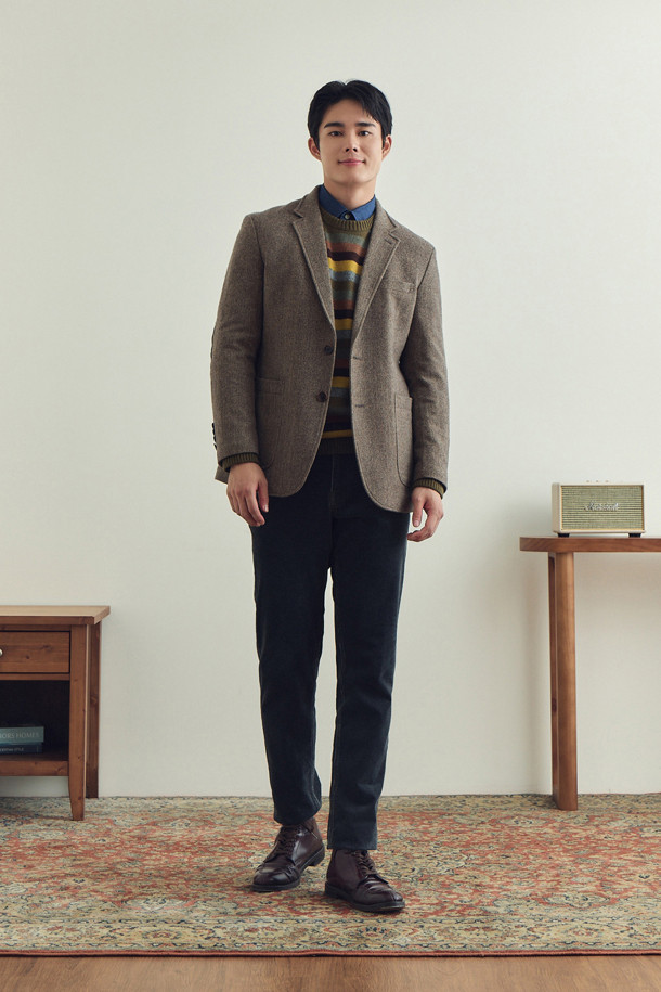 겨울철 따뜻함과 스타일을 책임질 [헌팅자켓] 울블렌디드 헤링본 헌팅 재킷입니다. 베이지와 카키 두 가지 색상으로 출시되어, 클래식하면서도 캐주얼한 매력을 선사합니다. 울 소재의 헤링본 패턴으로 고급스러운 질감을 자랑하며, 투버튼 여밈과 레귤러 핏으로 편안한 착용감을 제공합니다. 엘보 패치, 칼라 안쪽 비죠, 아웃포켓 등의 디테일이 돋보이며, 바이린 HAS 충전재와 퀼팅 처리, 전체 안감으로 보온성을 높였습니다. 겨울 데일리룩, 모임룩, 비즈니스 캐주얼 등 다양한 TPO에 활용할 수 있는 실용적인 아이템입니다.
