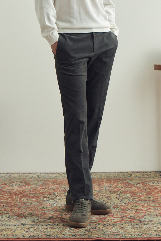 [코지] 솔리드 코튼 워싱 팬츠 (SET-UP)는 부드러운 촉감의 면 소재로 제작되어 편안한 착용감을 제공합니다. 캐주얼한 스타일을 연출하며, 가을 나들이룩이나 겨울 데일리룩에 적합합니다. 가먼트 워싱 공정을 거쳐 자연스러운 질감을 살렸으며, 트윌 조직으로 내구성을 높였습니다. 스탠다드핏의 긴 기장 바지로, 사이드 히든 밴딩 처리로 편안함을 더했습니다. 셋업으로도 활용 가능하여 다양한 스타일을 연출할 수 있는 남성용 캐주얼 팬츠입니다.
