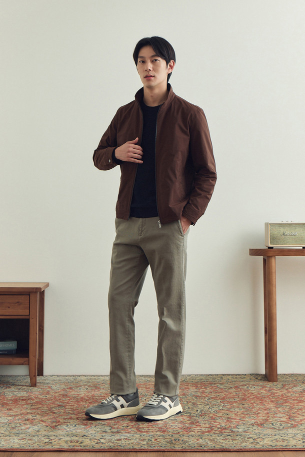 [에센셜스] 컴포치노 기모 팬츠는 추운 겨울에도 따뜻하고 편안하게 착용할 수 있는 기모 팬츠입니다. 부드러운 면, 스판 혼방 소재로 제작되어 뛰어난 착용감을 선사하며, 스탠다드핏으로 어떤 스타일에도 잘 어울립니다. 안감 기모 처리로 보온성을 높였으며, 무지 디자인에 6가지 다양한 컬러 구성으로 폭넓은 선택이 가능합니다. 사이드 히든 밴딩으로 편안함을 더했으며, 뒷주머니 포인트 라벨이 돋보입니다. 일상 및 가벼운 외출 시, 미니멀, 캐주얼, 클래식 등 다양한 스타일로 연출하기 좋습니다.
