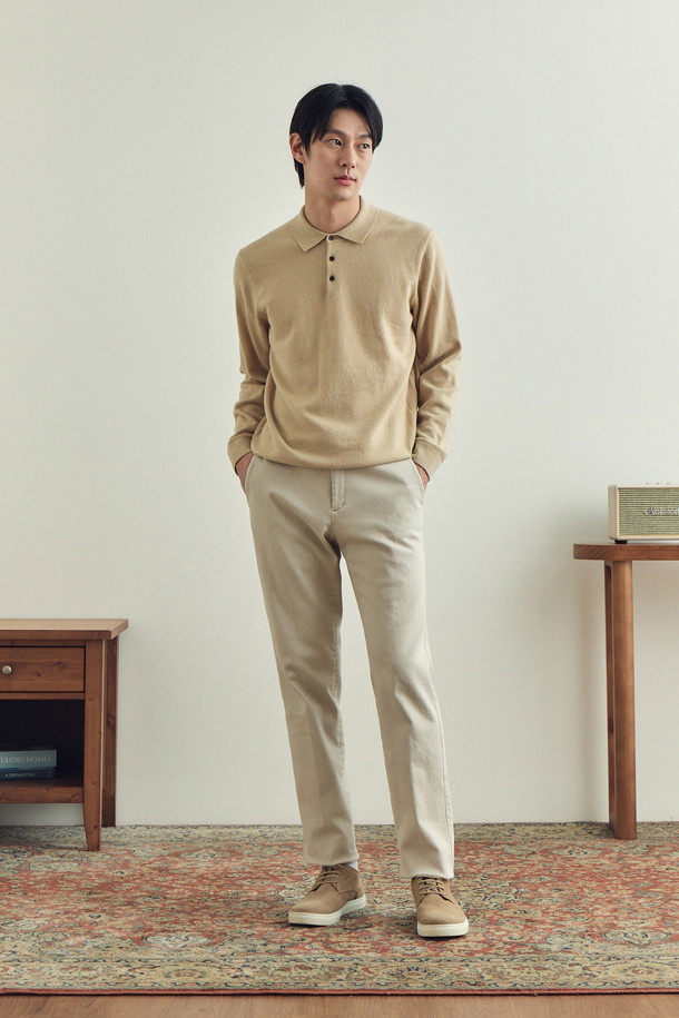 [에센셜스] 컴포치노 기모 팬츠는 추운 겨울, 따뜻하고 편안한 일상과 나들이를 위한 베이직 스타일의 기모 팬츠입니다. 면과 스판덱스 혼방 소재로 부드러운 촉감과 신축성을 제공하며, 허벅지부터 밑단까지 자연스럽게 좁아지는 스탠다드핏으로 제작되었습니다. 두꺼운 두께와 기모 안감으로 보온성을 높였으며, 사이드 히든 밴딩으로 편안한 착용감을 선사합니다. 뒷주머니 하단에 포인트 라벨을 부착하여 미니멀하고 클래식한 디자인을 완성했습니다. 캐주얼, 미니멀, 클래식 스타일을 즐겨 입는 분들께 추천합니다.
