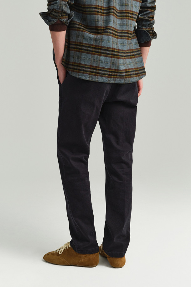 [에센셜스] 컴포치노 기모 팬츠는 부드러운 촉감과 뛰어난 신축성을 자랑하는 겨울용 기모 팬츠입니다. 면, 스판덱스, 기모 소재 혼방으로 제작되어 편안한 착용감과 활동성을 제공하며, 스탠다드핏으로 어떤 스타일에도 잘 어울립니다. 허리 부분에는 사이드 히든 밴딩 처리가 되어 있어 더욱 편안하게 착용할 수 있습니다. 베이직한 디자인에 무지 패턴, 6가지 다채로운 컬러 구성으로 겨울 데일리룩, 동네 마실룩, 여행룩 등 다양한 TPO에 활용 가능합니다. 뒷주머니 하단에는 포인트 라벨이 디자인되어 있습니다.
