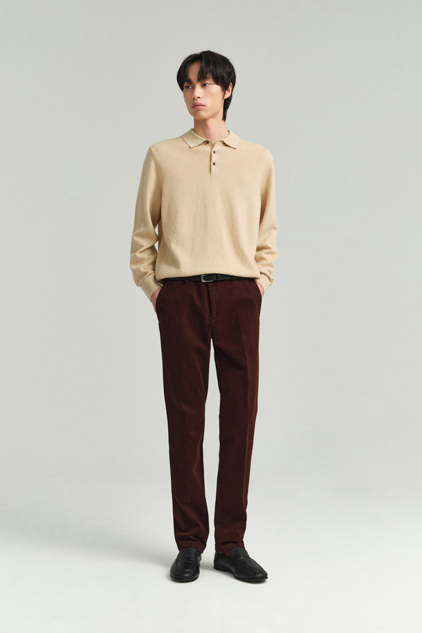 따뜻함과 스타일을 동시에 잡은 [에센셜스] 컴포치노 기모 팬츠입니다. 부드러운 촉감의 면, 스판덱스 혼방 소재에 기모 안감을 더해 한겨울에도 포근하게 착용할 수 있습니다. 허벅지부터 밑단까지 자연스럽게 좁아지는 스탠다드핏으로, 베이직한 무드의 미니멀, 클래식, 캐주얼 스타일을 연출하기 좋습니다. 사이드 히든 밴딩으로 편안함을 더하고, 뒷주머니 하단 포인트 라벨로 은은한 포인트를 주었습니다. 브라운 컬러의 무지 디자인으로 겨울 데일리룩, 집콕룩, 산책룩에 다양하게 활용해 보세요.
