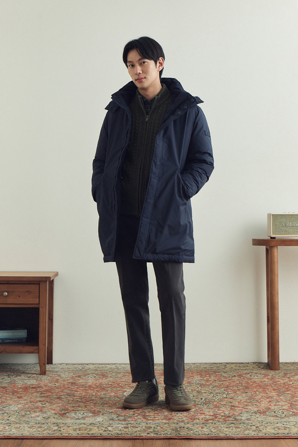 마이크로 프린트 기모 팬츠는 부드러운 촉감과 따뜻함을 선사하는 겨울용 치노 팬츠입니다. 일상과 출근룩, 모임룩 등 다양한 TPO에 활용 가능하며, 베이직, 캐주얼, 미니멀 스타일을 모두 소화합니다. 면과 스판덱스 혼방 소재로 제작되어 편안한 착용감을 제공하며, 신축성이 있어 활동성 또한 보장합니다. 스탠다드핏과 테이퍼드 핏으로 출시되어 체형에 맞는 핏을 선택할 수 있으며, 기모 안감으로 보온성을 높였습니다. 밴딩 처리로 편안함까지 더했습니다.
