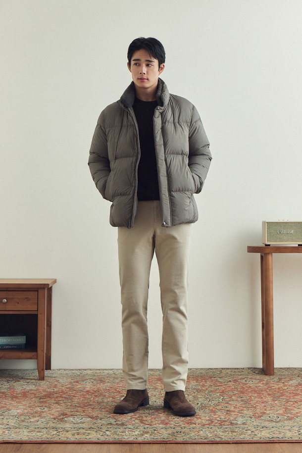 부드러운 촉감의 변형 몰스킨 솔리드 기모 팬츠입니다. 일상에서 편안하게 착용하기 좋은 캐주얼 팬츠로, 허벅지부터 밑단까지 자연스럽게 좁아지는 테이퍼드 핏이 특징입니다. 안감 기모로 제작되어 겨울철에도 따뜻하게 입을 수 있으며, 사이드 밴딩 디테일로 활동성을 더했습니다. 베이지 컬러의 무지 디자인에 뒷주머니 가죽 라벨 장식으로 포인트를 주어 미니멀하고 클래식한 스타일을 연출할 수 있습니다. 출근룩과 모임룩에도 활용 가능한 활용도 높은 아이템입니다.
