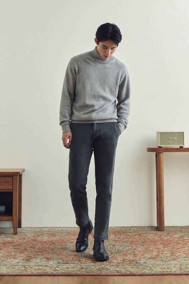 [셀렉션] 솔리드 피그먼트 워싱 팬츠는 남성 고객을 위한 클래식하고 캐주얼한 스타일의 슬림핏 긴바지입니다. 고급 수입 코튼 스판 소재를 사용하여 부드러운 촉감과 뛰어난 신축성을 제공하며, 피그먼트 워싱 기법으로 빈티지한 멋을 더했습니다. 겨울철 데일리룩, 출근룩, 모임룩 등 다양한 TPO에 활용하기 좋으며, 미니멀한 디자인으로 어떤 상의에도 잘 어울립니다. 사이드 히든밴딩 처리로 편안한 착용감을 선사합니다. 블랙 컬러의 무지 디자인으로 심플하면서도 세련된 스타일을 연출해보세요.
