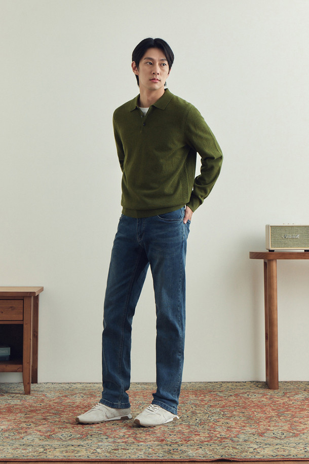 [에센셜스] 스탠다드핏 세로 슬럽 블루 데님은 남성 고객을 위한 베이직 스타일의 데님 팬츠입니다. 봄, 가을에 적합하며, 일상복으로 활용하기 좋습니다. 가먼트워싱 처리로 자연스러운 색감과 부드러운 촉감을 제공하며, 신축성 좋은 데님, 코튼, 스판 소재 혼방으로 편안한 착용감을 선사합니다. 스탠다드핏으로 제작되어 캐주얼, 클래식, 미니멀 스타일 모두 소화 가능하며, 데이트룩, 쇼핑룩에 잘 어울립니다. 동전 주머니의 레드 리벳 장식과 가죽 와펜 디자인으로 포인트를 더했습니다.
