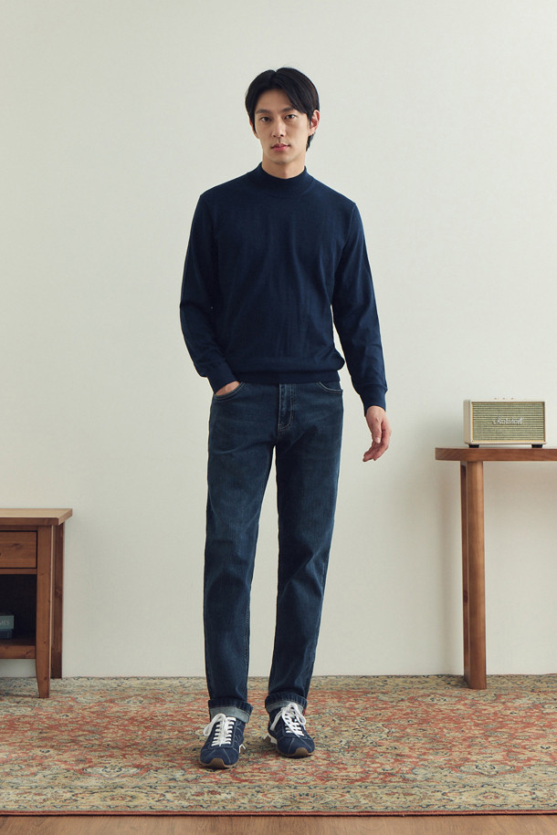 [에센셜스] 스탠다드핏 세로 슬럽 네이비 데님은 데이트룩, 카페룩과 같은 TPO와 캐주얼, 미니멀, 클래식 스타일을 아우르는 활용도 높은 데님 팬츠입니다. 부드러운 촉감과 자연스러운 워싱이 돋보이는 네이비 컬러의 무지 디자인으로, 봄, 가을에 착용하기 적합합니다. 가먼트 워싱 처리와 브러쉬 효과로 빈티지한 무드를 더했으며, 신축성이 좋은 데님, 코튼, 스판 혼방 소재로 편안한 착용감을 선사합니다. 스탠다드핏으로 제작되어 누구나 부담 없이 즐길 수 있으며, 레드 컬러 리벳 장식과 가죽 와펜 디자인으로 포인트를 더했습니다.
