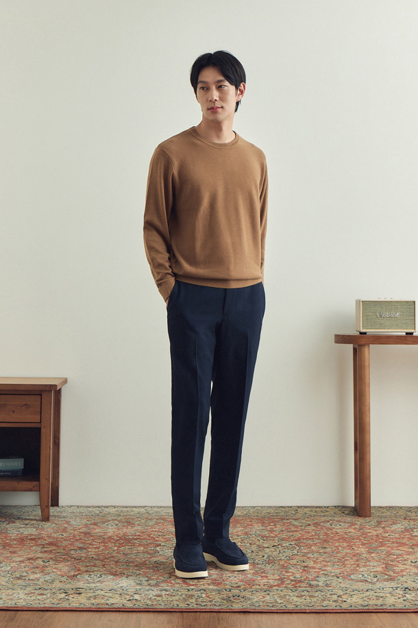 [이지슈트] 마이크로 패턴 팬츠 (SET-UP)는 미니멀하고 클래식한 스타일을 추구하는 남성 고객을 위한 정장 팬츠입니다. 톤 다운된 네이비 컬러에 마이크로 패턴으로 은은한 포인트를 주어 오피스룩, 비즈니스 캐주얼, 출근룩에 활용하기 좋습니다. 슬림핏 디자인으로 세련된 실루엣을 연출하며, 사이드 히든 밴딩으로 편안한 착용감을 제공합니다. 부드러운 드레이프 촉감의 폴리에스테르 소재로 제작되었으며, 밑단은 단뜨기 미싱 처리되어 기장 수선이 용이합니다.
