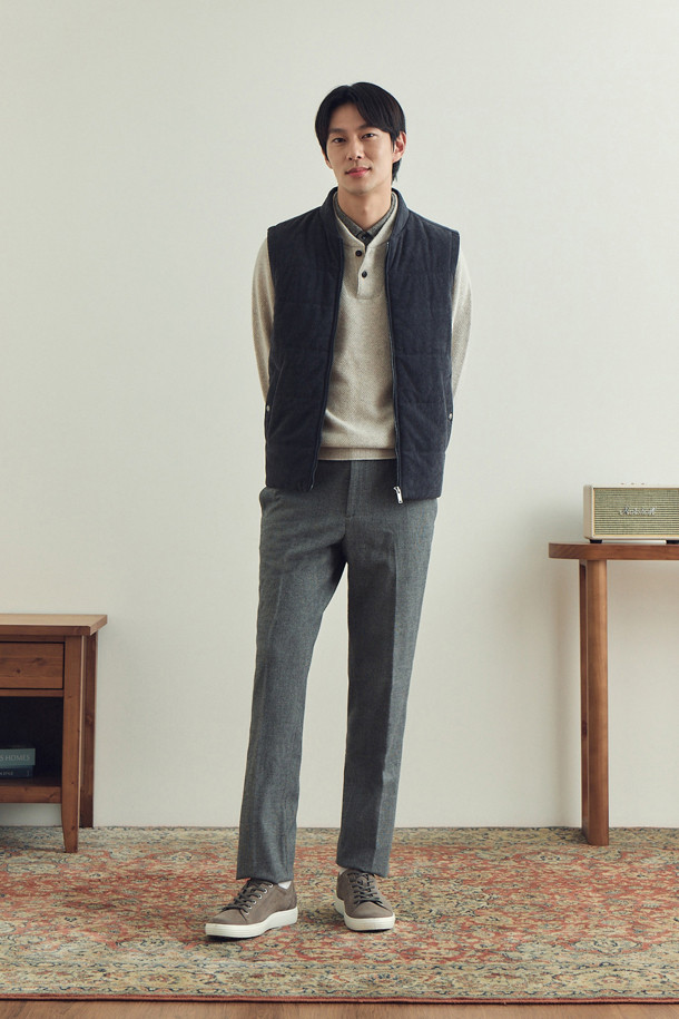 마이크로 기모 팬츠 (SET-UP)는 겨울철 데일리룩, 출근룩, 오피스룩 등 다채로운 TPO에 활용하기 좋은 베이직 스타일의 바지입니다. 폴리에스터와 레이온 혼방 소재로 제작되어 편안한 착용감과 우수한 활동성을 제공하며, 허벅지부터 밑단까지 자연스럽게 좁아지는 스탠다드핏 실루엣으로 세련된 스타일을 연출합니다. 사이드 히든 밴딩 처리로 편안함을 더했으며, 마이크로 패턴이 은은한 포인트를 더해 클래식, 미니멀, 캐주얼 등 다양한 스타일을 소화할 수 있습니다. 셋업으로 착용하여 더욱 완성도 높은 룩을 완성해보세요.
