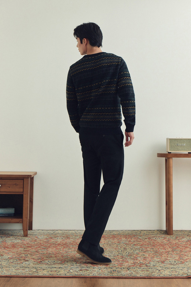 부드러운 촉감과 편안한 착용감을 선사하는 솔리드 기모 팬츠입니다. 겨울철 따뜻하게 입을 수 있도록 안감에 기모 처리가 되어 있으며, 활동성을 높이는 우수한 기능성을 갖췄습니다. 베이직한 스타일의 무지 디자인으로, 다양한 상의와 매치하기 용이하여 겨울 데일리룩, 출근룩, 모임룩 등 TPO에 구애받지 않고 폭넓게 활용할 수 있습니다. 드레이프성이 뛰어나 자연스러운 핏을 연출하며, 사이드 히든 밴딩으로 편안함을 더했습니다. 슬렌더핏으로 다리 라인을 슬림하게 잡아주며, 단뜨기 미싱 밑단 마감으로 깔끔함을 더했습니다.
