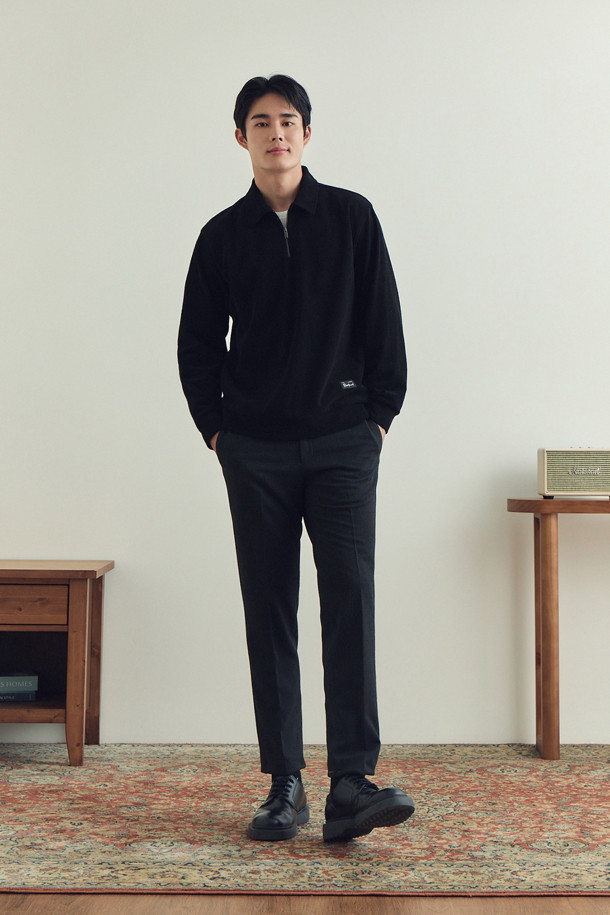 부드러운 촉감과 따뜻함을 선사하는 솔리드 기모 팬츠입니다. 겨울철 일상, 출근룩, 모임룩까지 폭넓게 활용 가능한 베이직 스타일의 남성 바지입니다. 폴리에스터와 레이온 혼방 소재로 제작되어 드레이프성이 뛰어나며, 슬렌더핏으로 세련된 핏을 연출합니다. 안감 기모 처리로 보온성을 높였으며, 사이드 히든밴딩으로 편안한 착용감을 제공합니다. 무지 디자인과 단뜨기 미싱 밑단 마감으로 미니멀, 클래식, 캐주얼 등 다양한 스타일에 매치하기 좋습니다.
