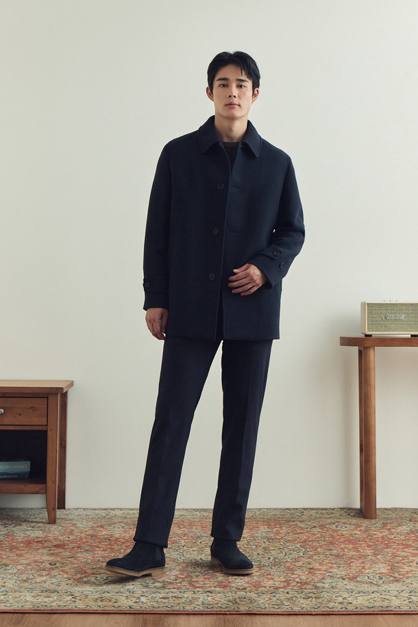 **[매직팬츠] 마이크로 기모 본딩 팬츠**는 부드러운 촉감과 따뜻함을 선사하는 겨울철 필수 아이템입니다. 밴딩 처리로 편안한 착용감을 제공하며, 스트레이트 핏으로 어떤 스타일에도 잘 어울립니다. 네이비 컬러의 무지 디자인은 미니멀, 클래식, 캐주얼 등 다양한 스타일을 연출하는 데 용이합니다. 두꺼운 두께감과 마이크로 기모 안감, 신축성 있는 소재로 제작되어 보온성과 활동성을 모두 갖췄습니다. 출근룩으로도 손색없는 활용도 높은 매직 팬츠입니다.
