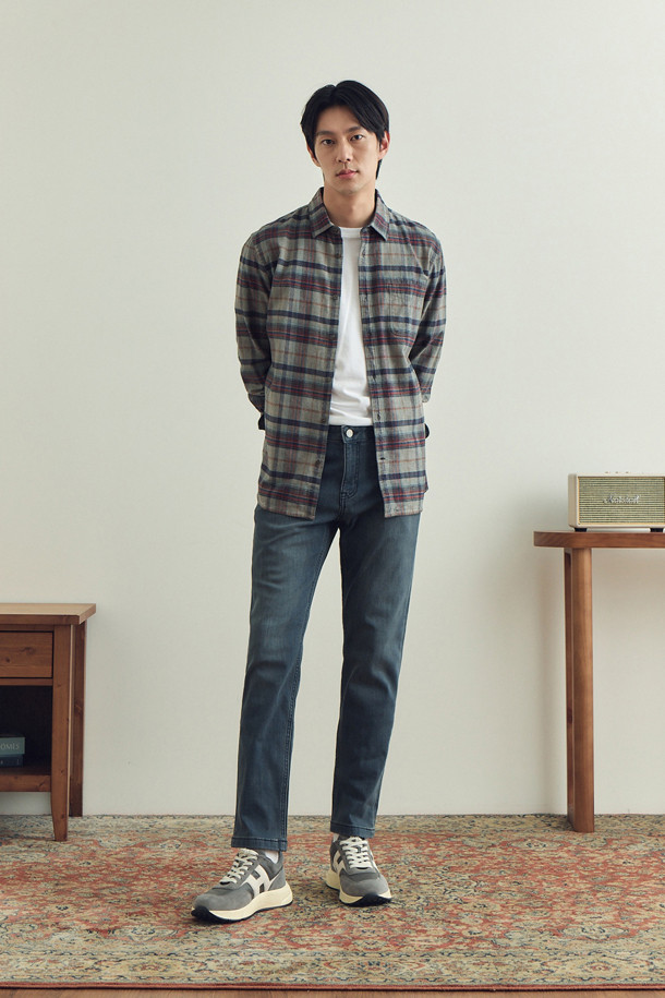 가먼트다잉 기법으로 빈티지한 멋을 살린 남성용 체크 캐주얼셔츠입니다. 부드러운 면 소재로 제작되어 겨울철에도 편안하게 착용 가능하며, 레귤러핏으로 어떤 스타일에도 자연스럽게 어울립니다. 그레이 컬러의 체크 패턴이 은은한 포인트를 더하고, 가슴 포켓과 칼라 및 소매 안쪽 배색 디테일로 밋밋함을 덜었습니다. 더블 스티치 마감으로 내구성을 높였으며, 신축성이 없어 깔끔한 핏을 유지합니다. 겨울 데일리룩, 동네 마실룩, 카페룩 등 다양한 상황에 활용하기 좋은 아이템입니다.

