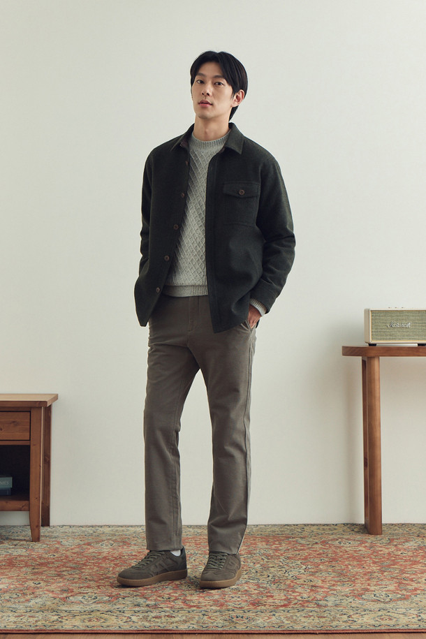 겨울철 스타일을 책임질 남성용 퀼팅 셔켓입니다. 캐주얼, 클래식, 미니멀 스타일을 모두 아우르는 디자인으로, 겨울 데일리룩, 모임룩, 출근룩 등 다양한 TPO에 활용하기 좋습니다. 두꺼운 두께감과 바이린 HAS 충전재 내장으로 뛰어난 보온성을 제공하며, 금속 코팅 단추와 왼쪽 가슴 장식 포켓, 칼라 및 소매 안쪽 배색 디테일이 돋보입니다. 셔켓 특유의 편안한 레귤러핏과 무지 패턴은 어떤 옷에도 쉽게 매치할 수 있도록 돕습니다. 폴리에스테르와 울 혼방 소재로 제작되어 부드러운 터치감을 선사합니다.
