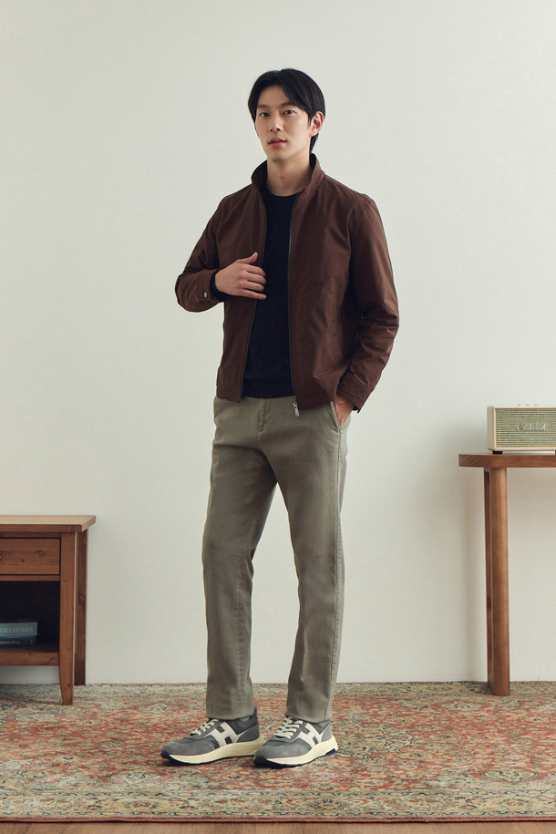 미니멀한 감각을 뽐내는 남성용 브라운 컬러의 해링턴 점퍼입니다. 가을에 어울리는 보통 두께감의 폴리에스테르 소재로 제작되었으며, 부드러운 촉감이 특징입니다. 엉덩이 위 기장으로, 체크 패턴과 레귤러핏이 미니멀하고 베이직한 스타일을 연출합니다. 집업 여밈 방식에 코듀로이 소매 안감 배색, 사선 사이드 포켓 디테일이 돋보입니다. 가을 나들이룩이나 데이트룩, 클래식, 미니멀, 캐주얼 스타일을 즐겨 입는 분들께 추천합니다.
