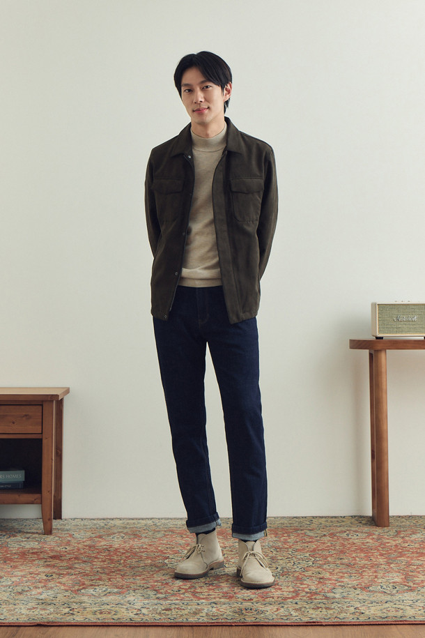 부드러운 스웨이드 소재의 남성용 트러커 재킷입니다. 가을 시즌, 캐주얼하고 클래식한 스타일을 연출하기에 좋습니다. 셔츠형 칼라와 가슴 절개 디테일, 포켓 디테일이 특징이며, 히든스냅 여밈 플라켓과 전체 안감으로 마감되었습니다. 레귤러핏으로 편안하게 착용 가능하며, 데이트룩 또는 가을 나들이룩에 적합합니다. 색상은 브라운이며, 무지 디자인으로 다양한 스타일에 매치하기 용이합니다.
