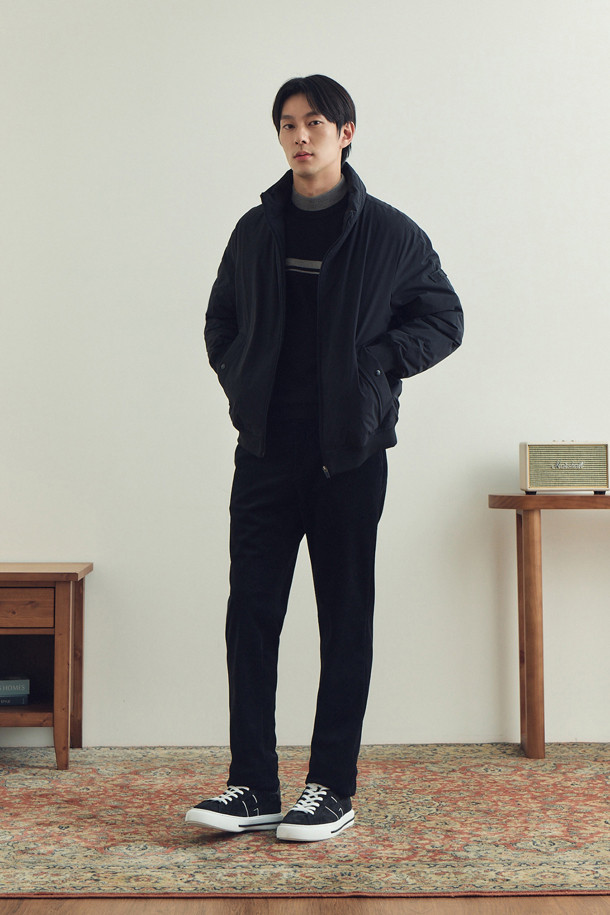 **[라이프 퍼포먼스] 심플 다운 점퍼**

일상과 스포츠 활동 모두에 적합한 [라이프 퍼포먼스] 심플 다운 점퍼는 남성용 겨울 아우터입니다. 블랙 색상의 무지 디자인으로 스포티하면서도 캐주얼한 스타일을 연출하며, 엉덩이 위 기장의 레귤러핏으로 편안하게 착용 가능합니다. 보온성과 신축성을 갖춘 두꺼운 두께의 다운 점퍼로, 스탠칼라와 라글란 소매, 니트 배색 소매단/밑단, B로고 와펜, 머스코비덕 다운 충전재(솜털:깃털=80:20) 등의 특징을 가지고 있습니다. 집업 스타일로 간편하게 여밀 수 있으며, 출근룩과 캠핑룩, 캐주얼, 스포티, 미니멀 스타일을 즐기는 분들께 추천합니다.
