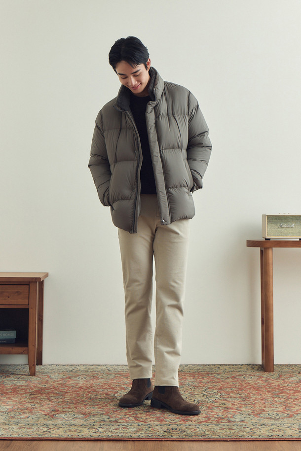 [에어다운] 칼라 FUR(퍼) 다운 점퍼는 겨울철 일상, 산책, 여행 시 캐주얼, 미니멀, 클래식한 스타일을 연출하기에 적합합니다. 남성용 그레이 컬러의 다운점퍼로, 엉덩이 위 기장의 레귤러핏 디자인입니다. 탈, 부착 가능한 칼라 렉스 퍼(Fur) 디테일이 고급스러움을 더하며, 지퍼와 히든스냅 여밈 방식으로 편리함을 더했습니다. 두꺼운 두께감과 머스코비덕 다운 충전재(솜털:깃털=80:20)로 뛰어난 보온성을 제공하며, 발수 기능과 경량성을 갖춰 활동성을 높였습니다. 배색 안감과 넓은 퀼팅 간격이 특징이며, 긴 소매 디자인으로 겨울철 따뜻함을 유지해 줍니다.
