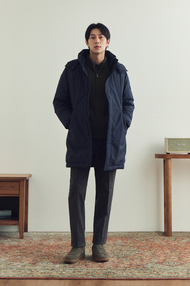 네이비 컬러의 남성용 '후드 탈착 다운 사파리' 점퍼입니다. 캐주얼 및 베이직 스타일로 일상생활에서 활용하기 좋으며, 출근룩, 여행룩에 모두 잘 어울립니다. 허벅지 기장으로 보온성을 높였으며, 지퍼와 스냅으로 여밈 방식을 갖추었습니다. 후드 탈부착이 가능하며, 허리 스트링 내장으로 핏 조절이 용이합니다. 머스코비덕 다운 충전재(솜털:깃털=80:20)와 발수 처리, 방수, 보온 기능을 갖춰 겨울철에도 따뜻하고 쾌적하게 착용할 수 있습니다.
