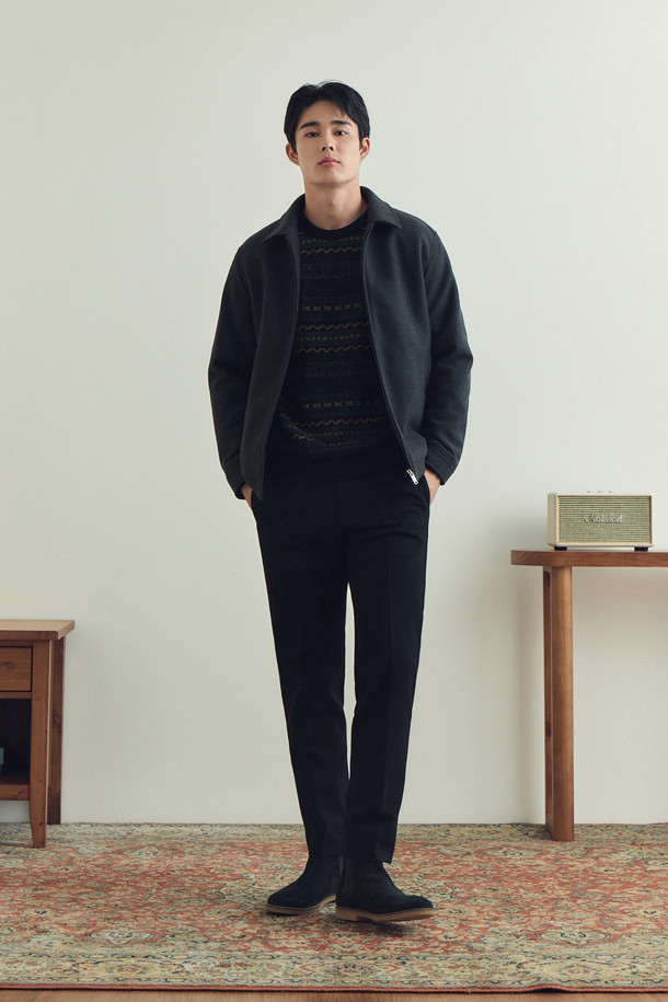 [셀렉션] 컴포트 심플 트러커는 초겨울 일상, 모임, 출근룩에 적합한 고급스러운 스타일의 트러커 재킷입니다. 엉덩이 위 기장의 레귤러핏으로 제작되었으며, 셔츠 칼라와 전면 노출 지퍼로 세련된 디자인을 연출합니다. 부드러운 촉감의 폴리에스테르, 울 혼방 소재에 다이아퀼팅 안감과 바이린 SV 충전재를 사용하여 보온성을 높였습니다. 약간 두꺼운 두께감과 긴 소매 기장으로 편안하게 착용 가능하며, 신축성 있는 소재로 활동성을 더했습니다. 무지 패턴으로 어떤 스타일에도 잘 어울리는 클래식하고 미니멀한 매력을 선사합니다.
