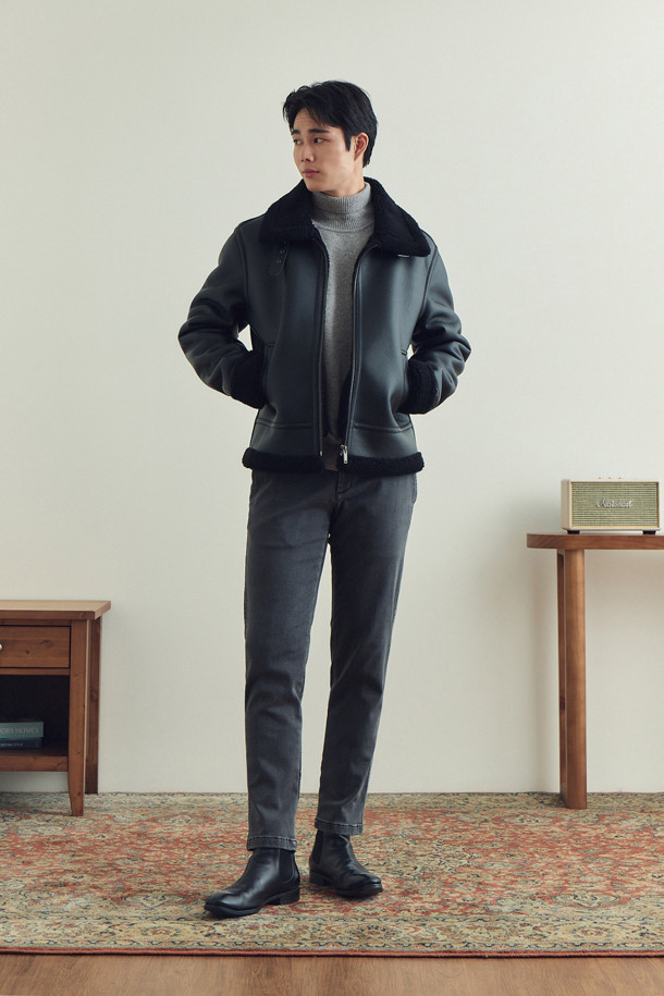 [브리스톨] 마초클래식 무스탕은 부드러운 비건 가죽 소재와 두꺼운 두께감으로 겨울철 따뜻함을 선사하는 남성용 무스탕입니다. 클래식과 캐주얼 스타일을 모두 아우르는 디자인으로, 엉덩이 위 기장의 레귤러핏이 편안한 착용감을 제공합니다. 안감은 폴리 양모로 제작되어 보온성을 높였으며, 집업 스타일로 간편하게 착용할 수 있습니다. 소프트한 엠보 퀄리티와 봉제선 비건 레더 테이핑 처리, 칼라 이면 비조 장식이 디테일을 더하며, 오염에 강하고 가벼운 착용감을 자랑합니다. 겨울 데일리룩, 데이트룩, 모임룩 등 다양한 TPO에 활용 가능한 머스트 해브 아이템입니다.
