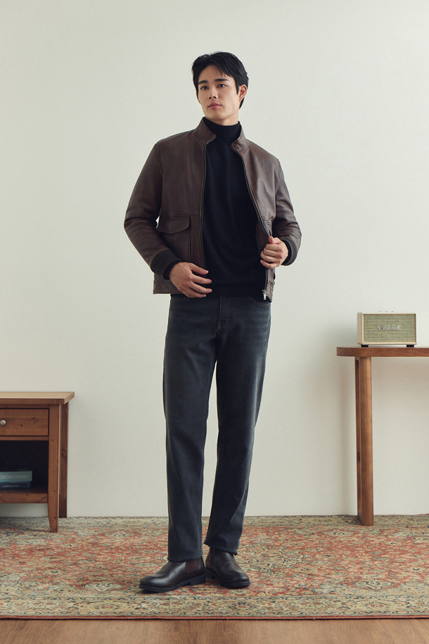 [셀렉션] 세미베지터블 양가죽 점퍼는 초겨울, 클래식, 빈티지, 캐주얼 스타일을 아우르는 남성용 아우터입니다. 부드러운 감촉의 양가죽 소재에 엉덩이 위 기장의 레귤러핏으로 편안한 착용감을 선사합니다. 브라운 컬러의 무지 디자인에 가먼트워싱, 효소 처리, 부분 스티치 디테일, 하단 포켓 장식 등의 특징을 더해 고급스러움을 강조했습니다. 솜 안감과 약간 두꺼운 두께감으로 보온성을 높였으며, 겨울 데일리룩, 데이트룩, 모임룩 등 다양한 TPO에 활용하기 좋습니다. 지퍼 여밈 방식과 긴 소매 기장으로 안정적인 착용감을 제공합니다.
