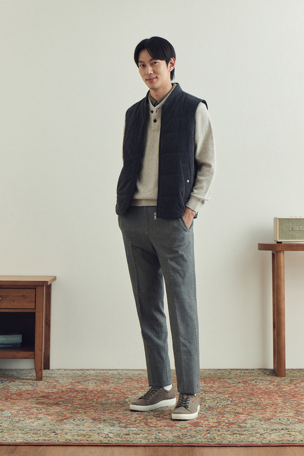 [코지] 코듀로이 베스트는 초겨울, 출근룩에 어울리는 베이직하고 캐주얼한 스타일의 베스트입니다. 엉덩이 위 기장의 레귤러핏으로, 반달 모양의 네크라인과 전면 노출 지퍼가 특징입니다. 블랙 컬러의 폴리에스터 코듀로이 소재에 퀼팅 패턴으로 포인트를 주었으며, 약간 두꺼운 두께감과 3M 신슐레이트 안감으로 보온성을 높였습니다. 사이드 스냅 포켓과 뒷넥 라벨판 체크 배색 디테일, 약간의 신축성이 있어 편안하게 착용 가능합니다.
