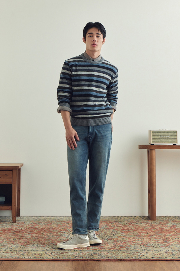 남성용 멀티 컬러 블록 패턴 라운드넥 스웨터입니다. 울 소재로 제작되어 부드러운 촉감을 자랑하며, 가을과 초겨울에 착용하기 좋습니다. 6도 배색의 멀티 스트라이프 패턴이 돋보이며, 레귤러 핏으로 편안하게 착용할 수 있습니다. 밑단과 소매단에 립 처리가 되어 있으며, 신축성이 좋아 활동성을 높였습니다. 데이트룩, 가을 나들이룩, 겨울 데일리룩 등 다양한 TPO에 캐주얼, 클래식, 미니멀 스타일로 연출하기 좋습니다. 비침 걱정 없이 즐겨 입을 수 있는 아이템입니다.
