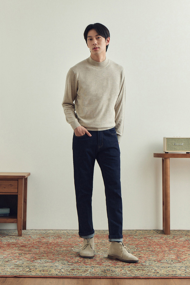 **[에센셜스] 솔리드 워셔블 하프터틀넥 스웨터**는 부드러운 울 소재로 제작되어 초겨울부터 겨울까지 따뜻하게 착용하기 좋은 남성용 니트입니다. 베이직한 디자인에 레귤러 핏으로, 출근룩과 비즈니스 캐주얼에 활용하기 좋습니다. 하프 터틀넥으로 보온성을 높였으며, 밑단과 소매단 립 처리로 깔끔한 마감 처리를 더했습니다. 옆구리 부위 골뺌 조직 디테일이 특징이며, 워셔블 기능으로 손쉽게 관리할 수 있습니다. 신축성이 뛰어나 편안한 착용감을 선사하며 비침 걱정 없이 착용 가능합니다.
