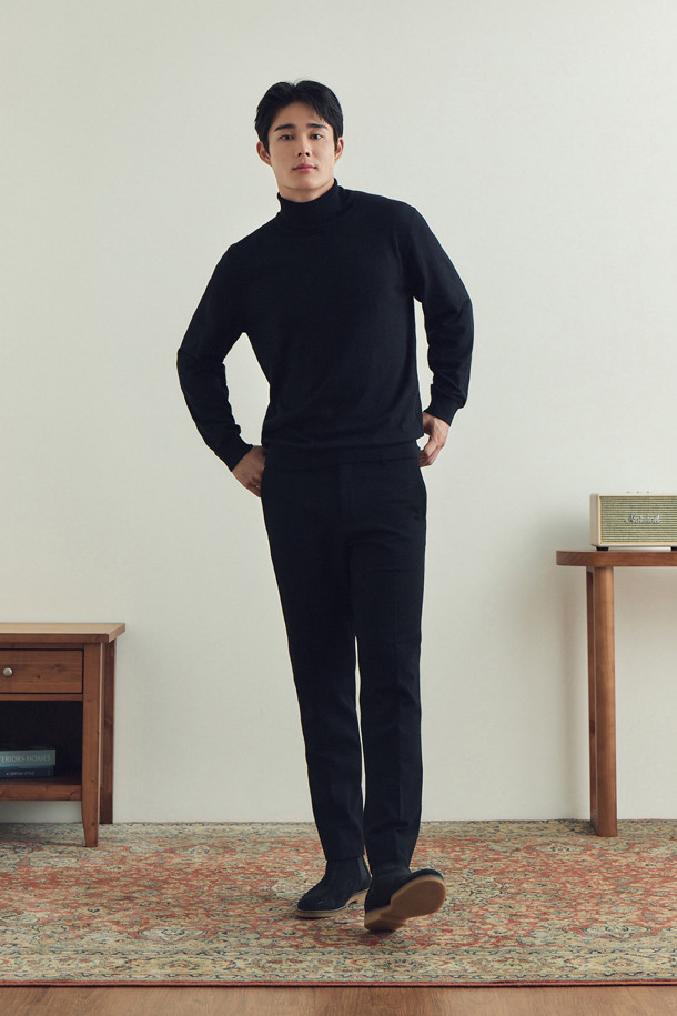 [에센셜스] 솔리드 워셔블 롱터틀넥 스웨터는 초겨울과 겨울에 착용하기 좋은 남성용 터틀넥 스웨터입니다. 베이직 스타일로 출근룩, 비즈니스 캐주얼 등 다양한 TPO에 활용 가능하며, 클래식, 미니멀, 캐주얼 스타일을 연출하기 좋습니다. 부드러운 울 소재의 레귤러 핏으로 제작되었으며, 플레인 조직, 밑단 및 소매단 립 처리, 옆구리 골뺌 조직 디테일이 특징입니다. 워셔블 기능으로 관리가 용이하며, 블랙 컬러의 무지 디자인으로 어떤 스타일에도 쉽게 매치할 수 있습니다.
