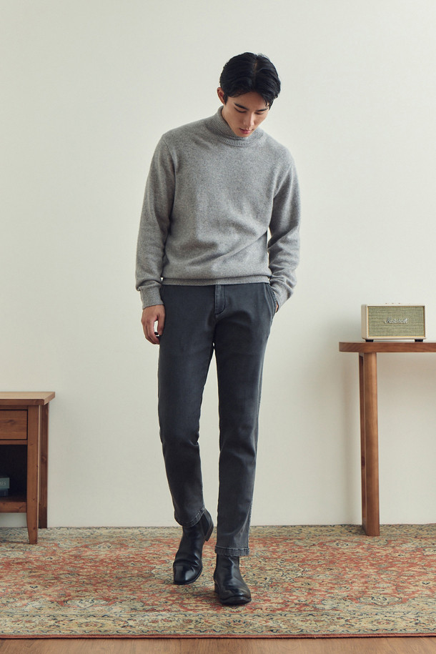 부드러운 촉감의 라쿤 혼방 솔리드 롱 터틀넥 스웨터입니다. 넉넉한 기장감과 레귤러핏으로 제작되어 편안한 착용감을 선사하며, 겨울철 데일리룩과 출근룩에 활용하기 좋습니다. 베이직하고 미니멀한 스타일로 어떤 코디에도 잘 어울리며, 캐시미어와 라쿤 소재 혼방으로 고급스러운 분위기를 더합니다. 두꺼운 두께감으로 보온성을 높였으며, 밑단과 소매단 립 처리로 깔끔한 마무리를 보여줍니다. 신축성이 좋고 비침이 없어 겨울철 내내 따뜻하고 스타일리시하게 착용할 수 있습니다.
