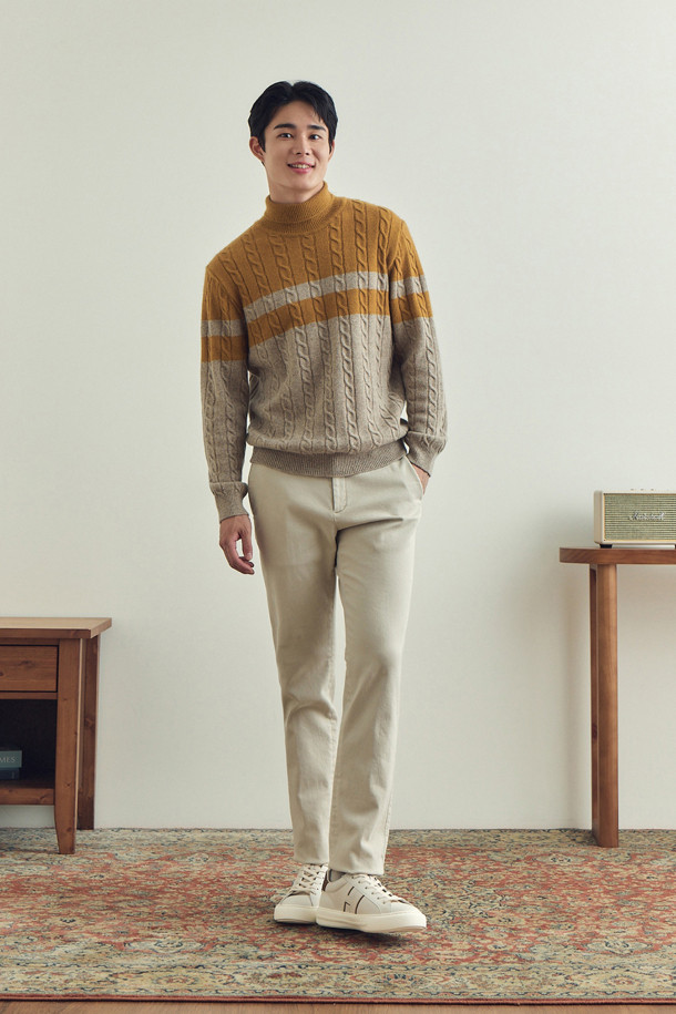 [셀렉션] 라쿤 혼방 블록 롱터틀넥 스웨터는 울, 라쿤, 캐시미어의 고급스러운 혼방 소재로 제작되어 부드러운 촉감과 뛰어난 보온성을 자랑합니다. 클래식한 무드의 롱 기장 터틀넥 디자인에 블록 케이블 패턴을 더하여 세련된 분위기를 연출하며, 겨울철 데일리룩, 데이트룩, 모임룩 등 다양한 TPO에 활용하기 좋습니다. 레귤러핏으로 제작되었으며, 세미 오버핏, 밑단 및 소매단 립 처리, 신축성 좋은 소재, 비침 없는 디자인으로 편안한 착용감을 선사합니다. 머스타드와 베이지 두 가지 컬러로 출시되어, 미니멀, 캐주얼 등 폭넓은 스타일을 소화할 수 있습니다.
