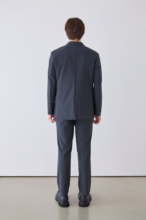 **[아주편한] 온라인 익스클루시브 워셔블 아편 수트 재킷**은 여름 시즌 남성들을 위한 모던하고 미니멀한 스타일의 수트 재킷입니다. 그레이 컬러의 무지 디자인으로, 일상과 비즈니스 모두 활용 가능하며, 슬림핏 또는 릴랙스핏으로 편안하게 착용할 수 있습니다. 트리코트 소재를 사용하여 부드러운 촉감을 제공하며, 생활 방수, 신축성, 통기성, 경량 기능으로 쾌적함을 더했습니다. 싱글 버튼 여밈 방식, 긴 소매 기장, 어깨 패드 제거, 센터벤트, 구김 방지, 내추럴한 내부 사양으로 디자인되었습니다. 오피스룩, 비즈니스 캐주얼, 회의룩 등 다양한 TPO에 맞춰 미니멀, 클래식, 시크한 스타일을 연출해 보세요.
